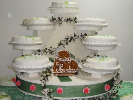 Wedding cake sur présentoir